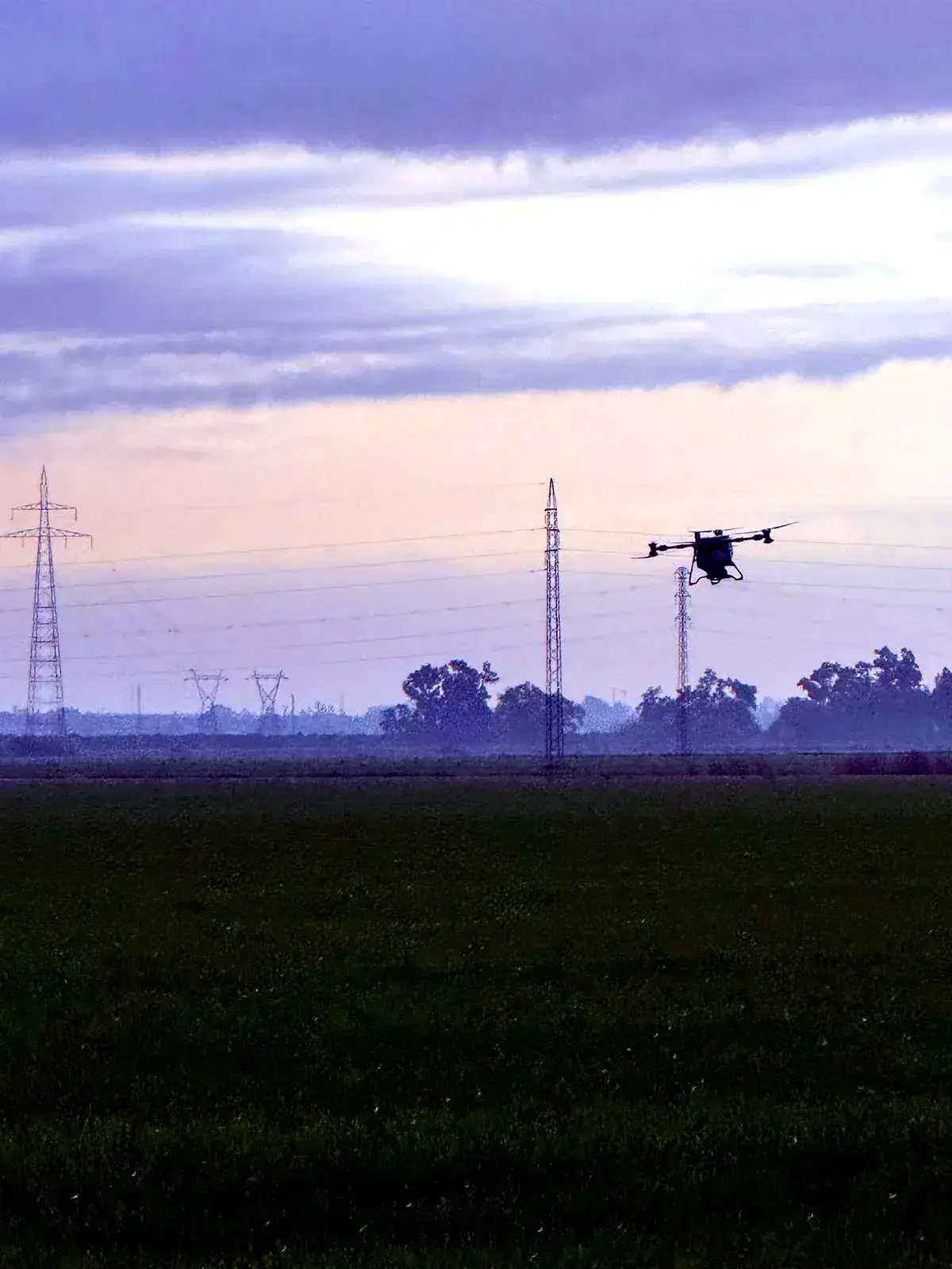 Dron agrícola sobrevolando una finca durante la aplicación