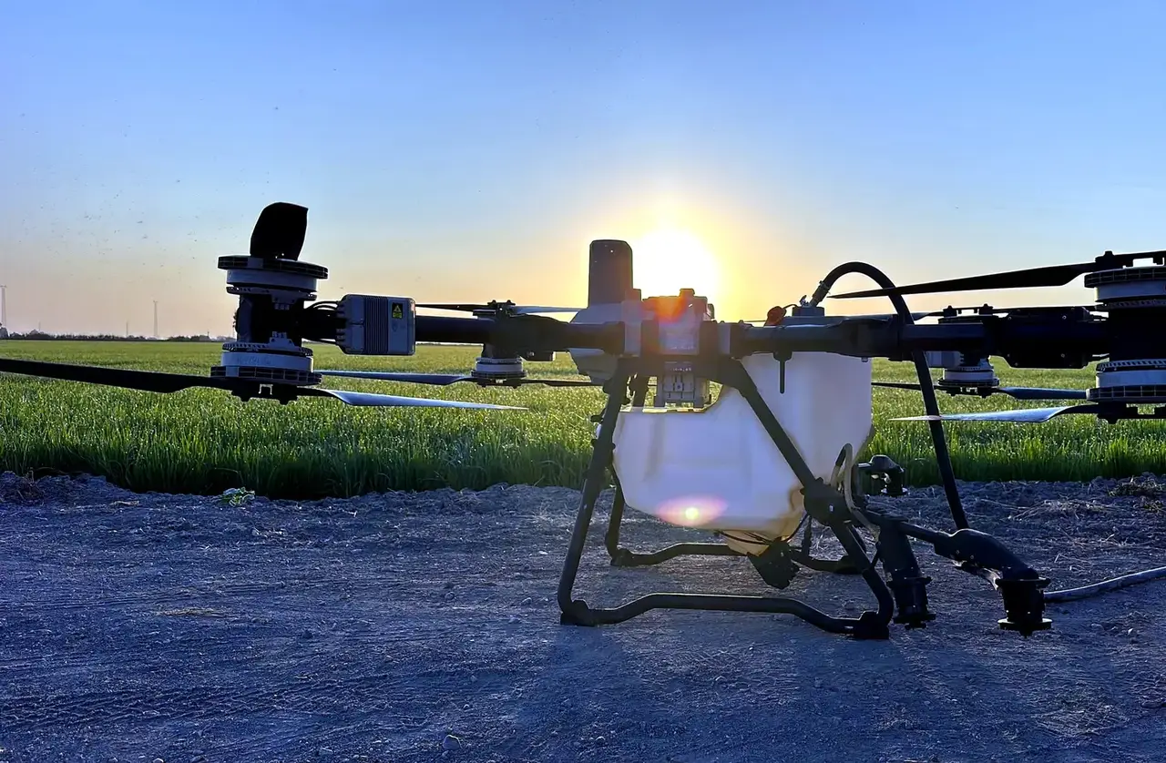 Dron agrícola en pleno tratamiento fitosanitario