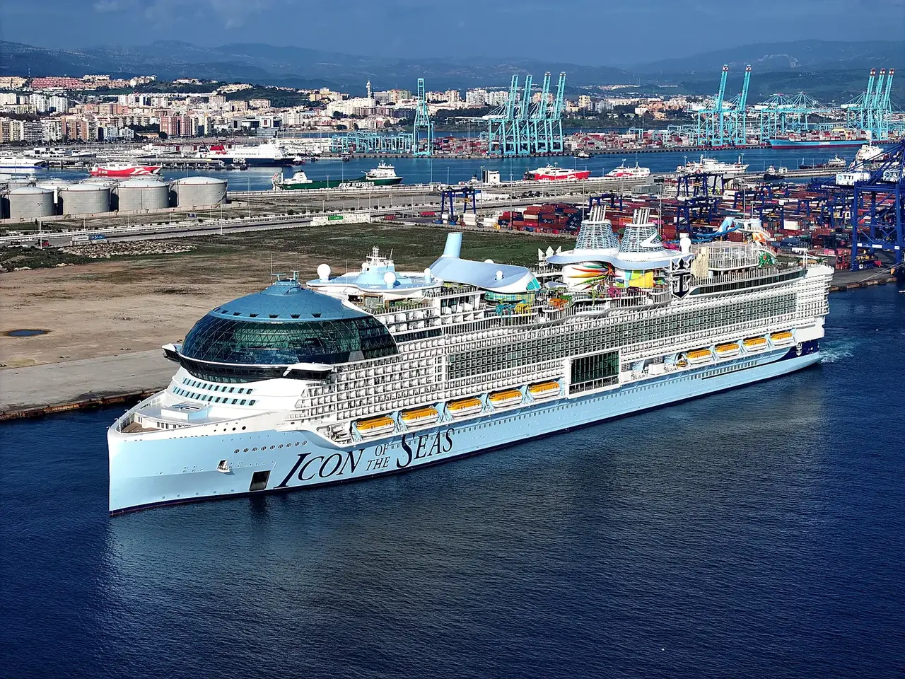 Vista aérea de un gran crucero en la bahía de Algeciras, tomada con drone por DroneCádiz