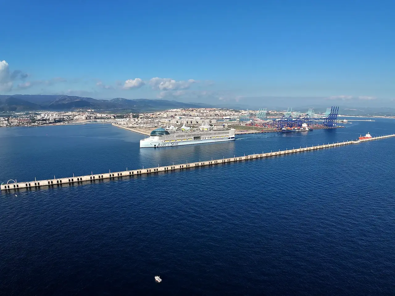 Vista aérea de las instalaciones portuarias de la Bahía de Algeciras