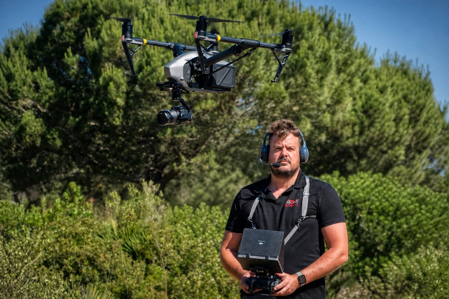 Piloto del equipo DroneCádiz operando un DJI Inspire 2 durante un vuelo de producción