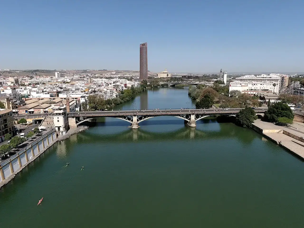 Fotografía aérea de un puente urbano sobre un río