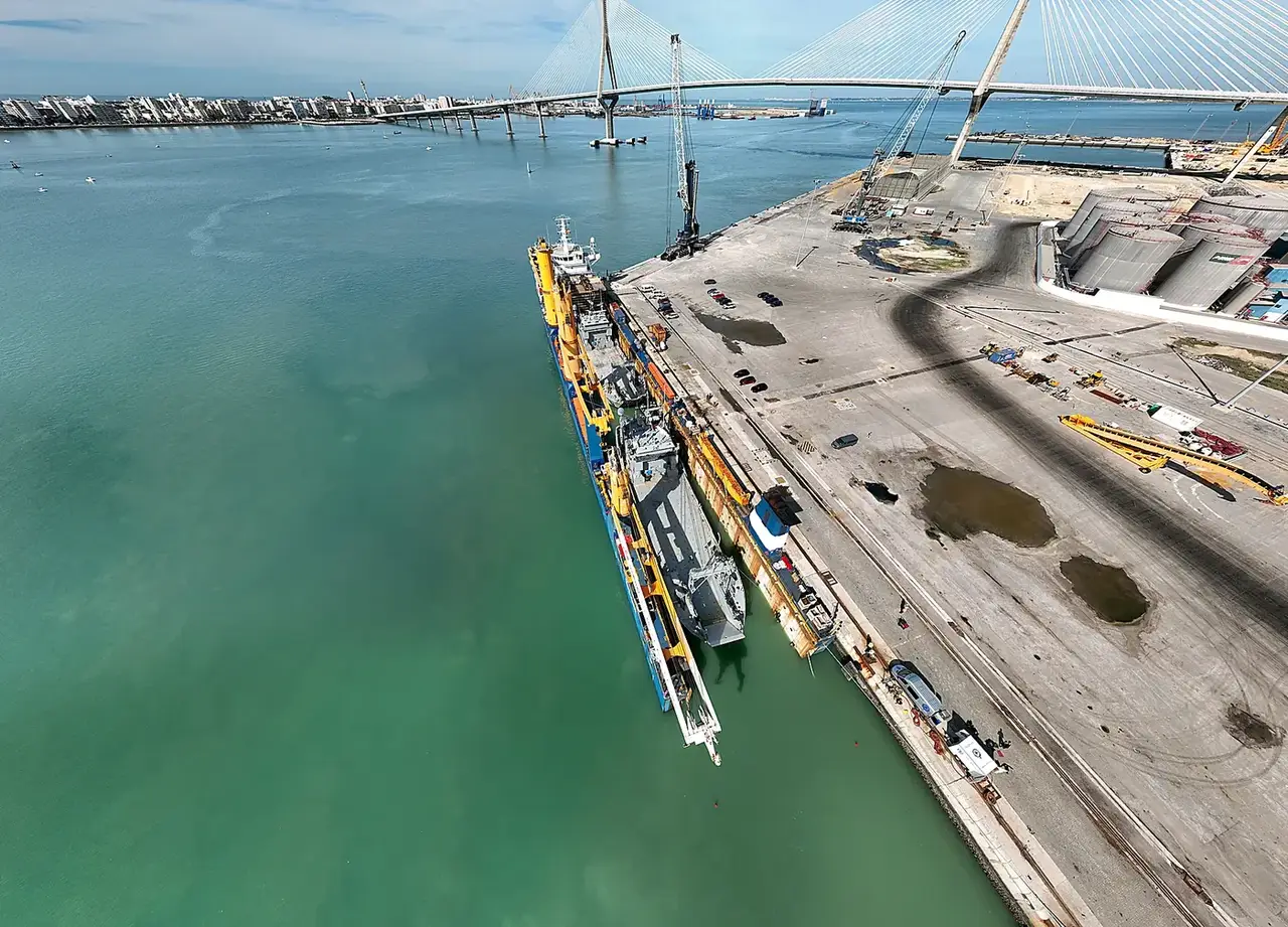 Buque y grúas en la Bahía de Cádiz junto al Puente de la Constitución de 1812