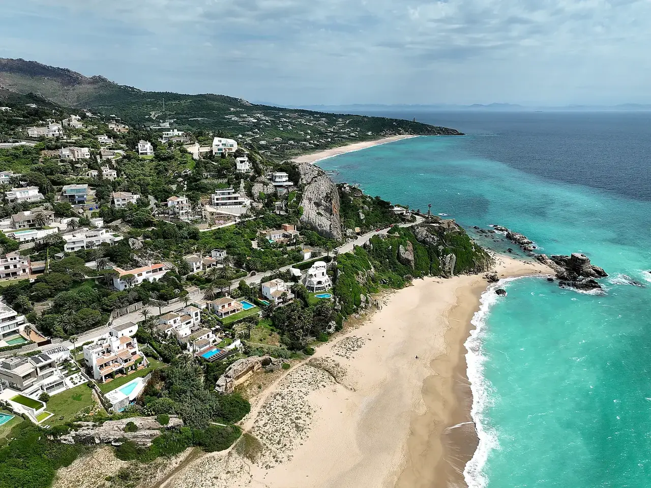 Fotografía aérea de costa con villas - archivo DroneCádiz