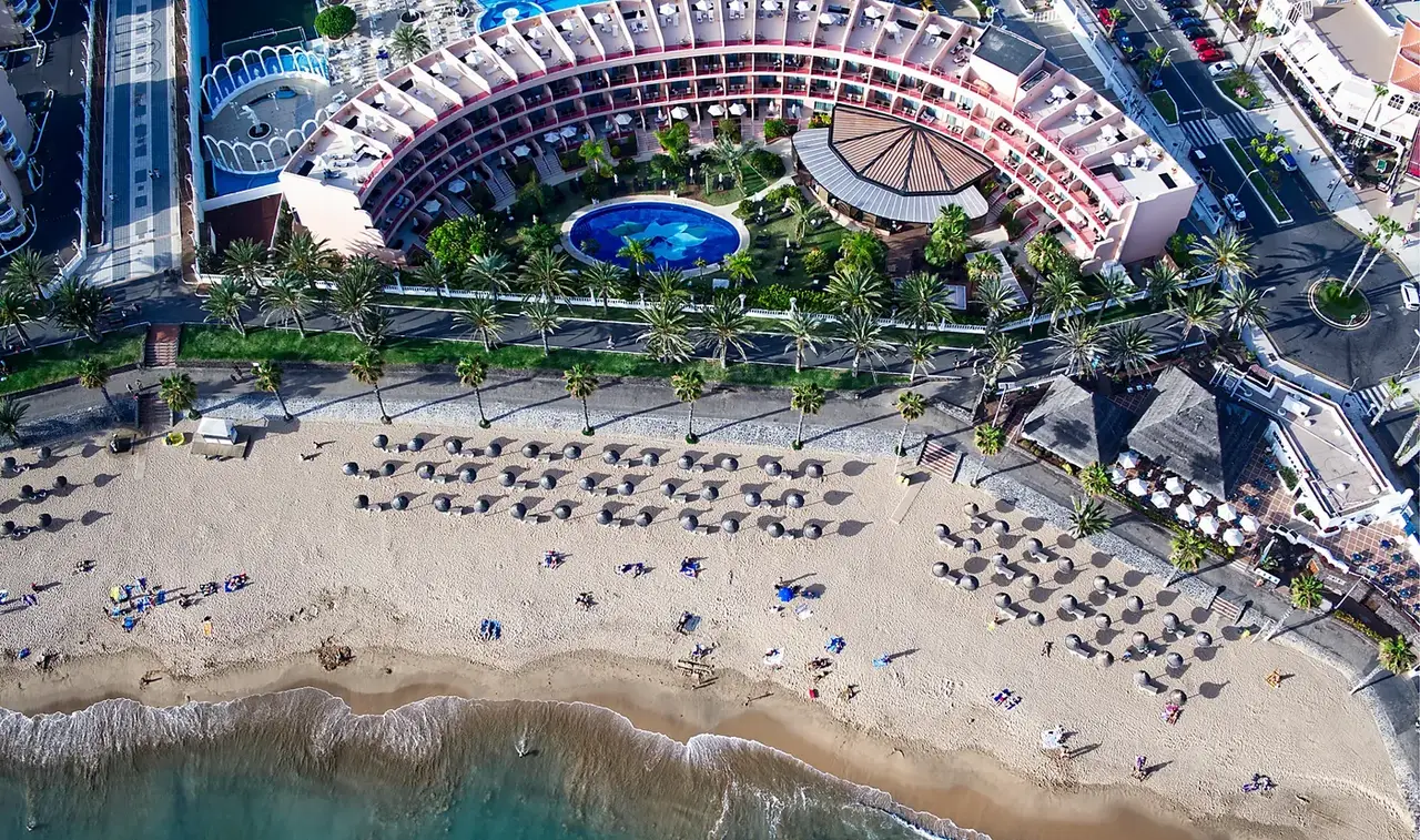 Fotografía aérea de complejo hotelero - archivo DroneCádiz