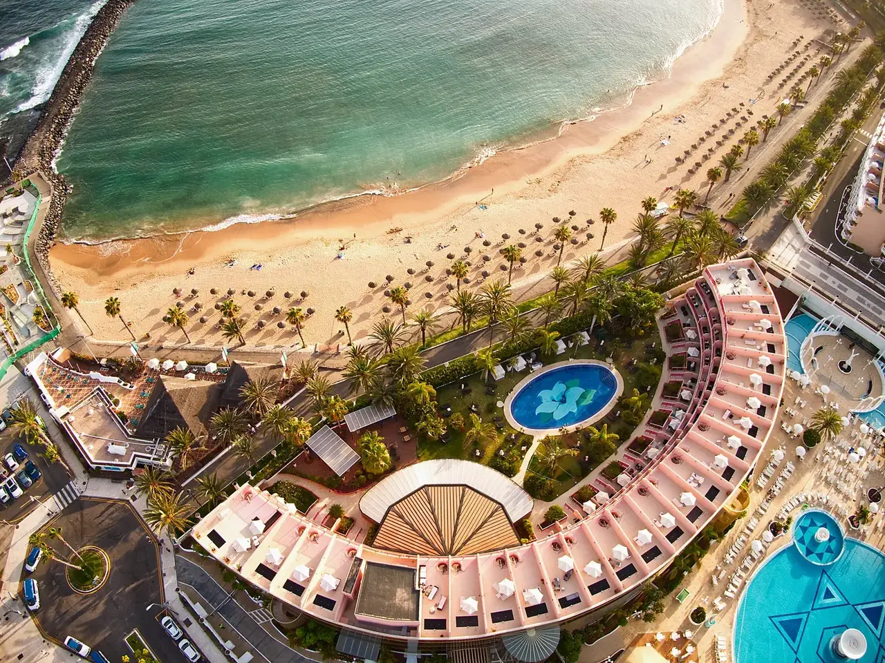 Fotografía aérea de zona de playa y hotel - archivo DroneCádiz