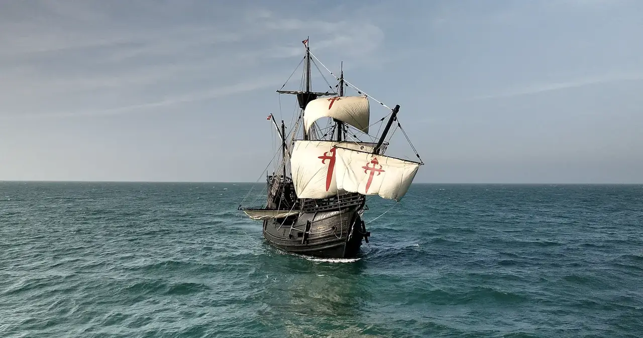 Vuelo de dron sobre velero clásico