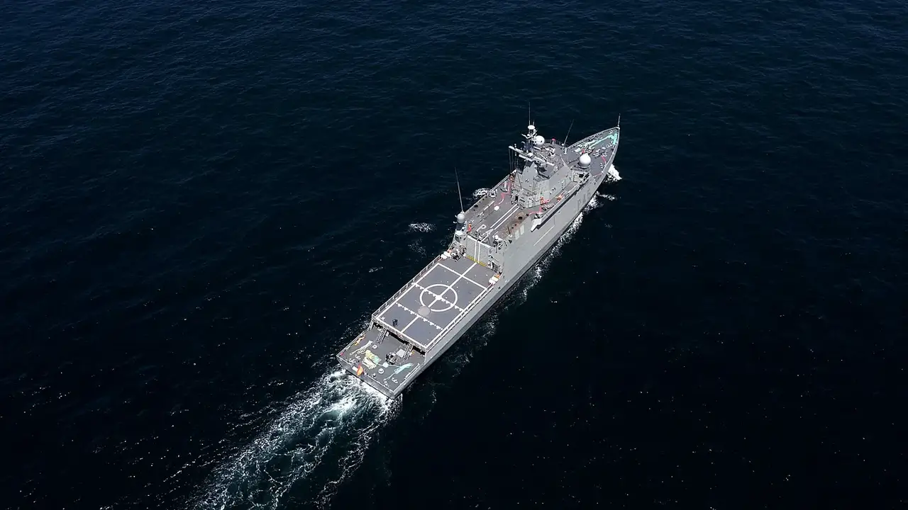 Vuelo de dron sobre patrullera de la Armada