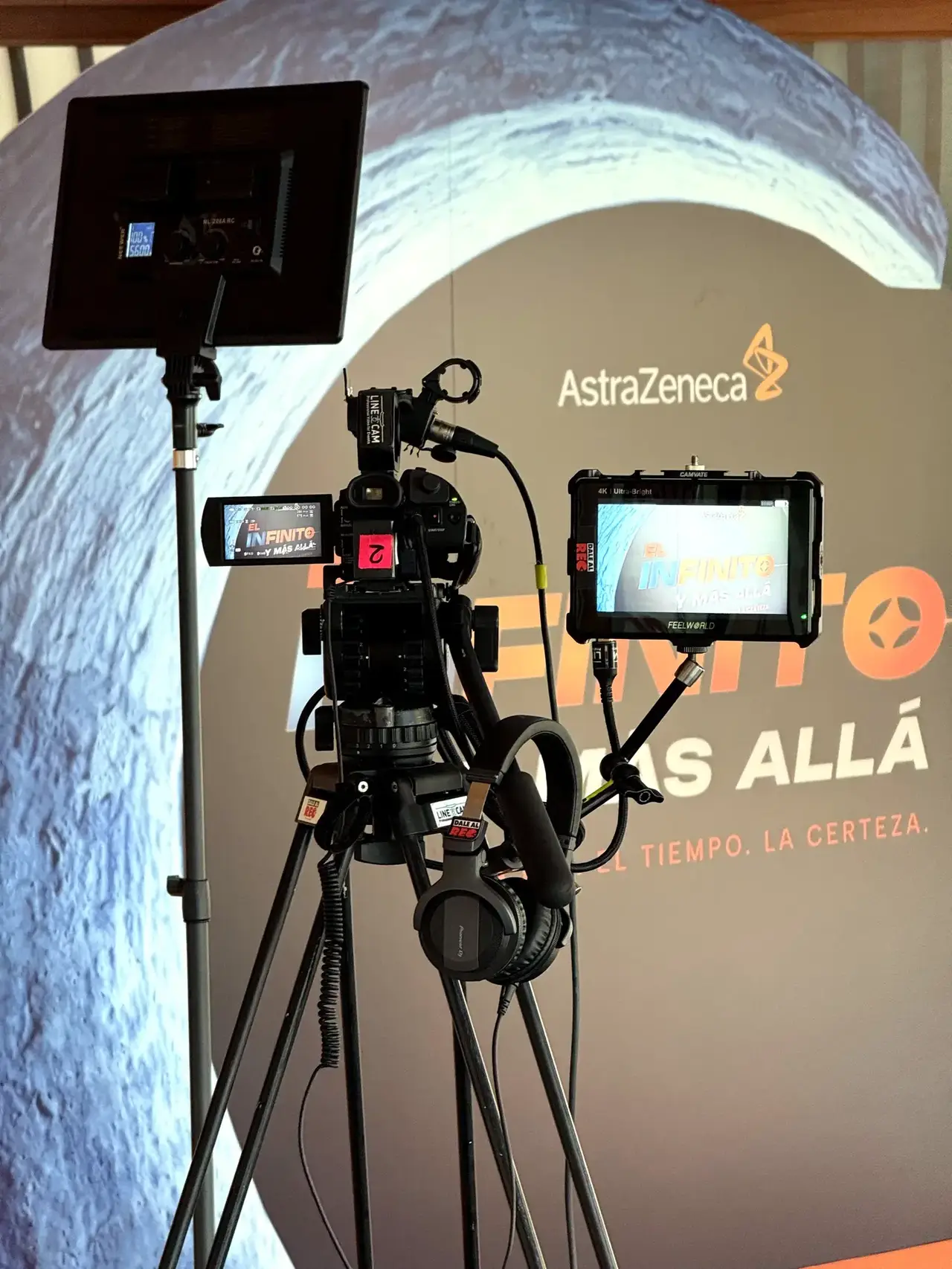 Equipo de cámara con monitores de referencia en un evento corporativo