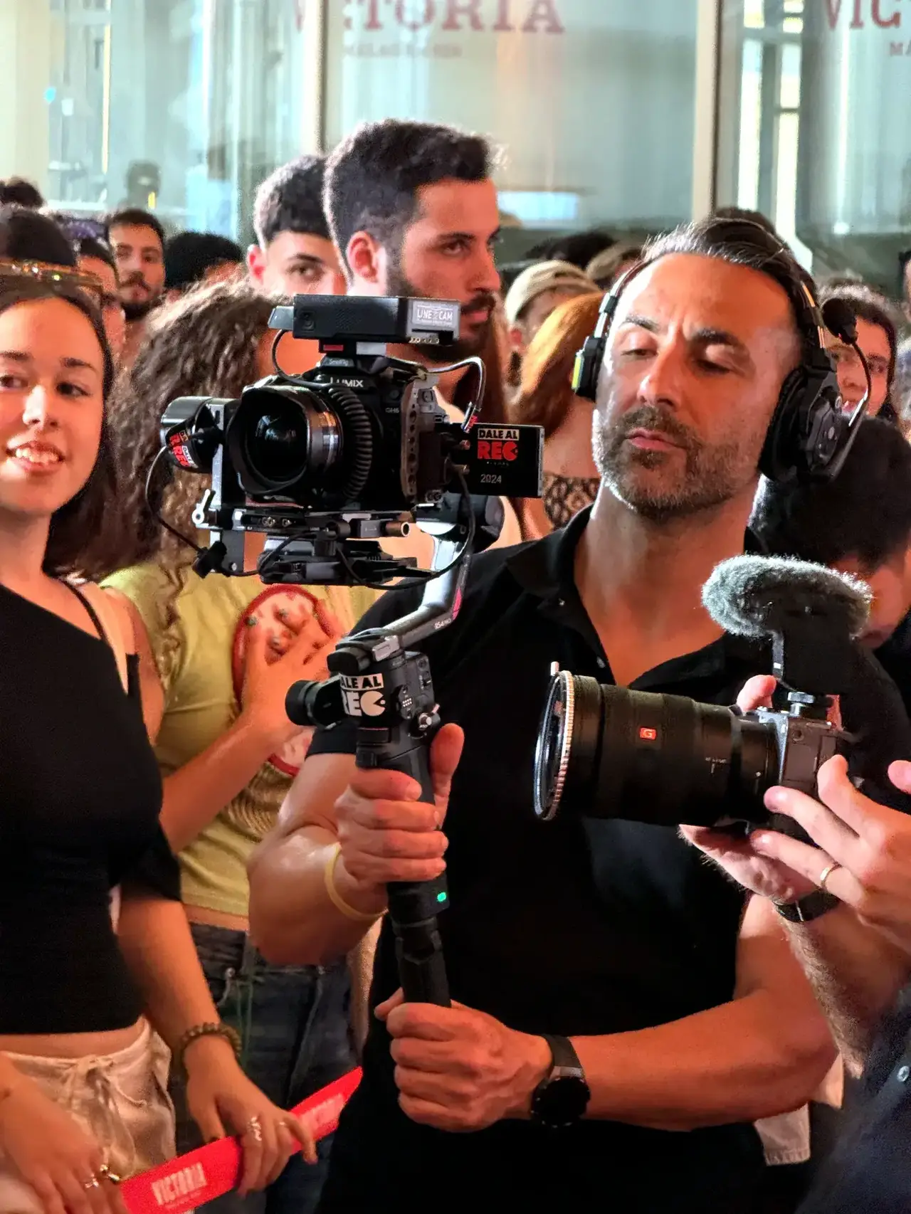 Operador de cámara con estabilizador en un evento en la calle en Cádiz
