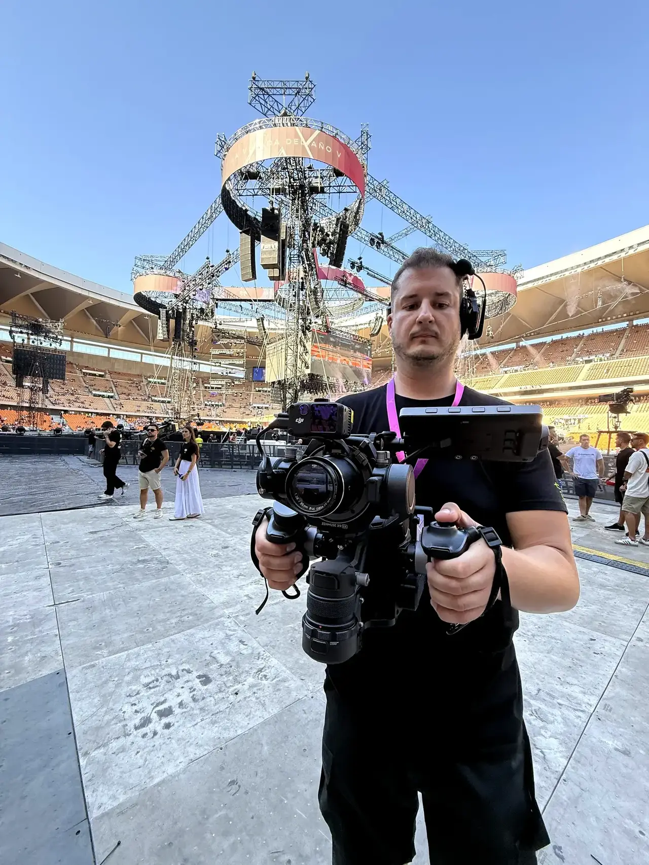 Operador de cámara con estabilizador DJI Ronin y cámara Zenmuse X9 en un concierto de estadio
