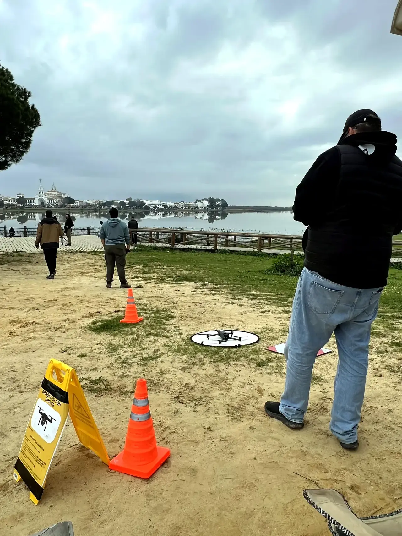 Despliegue de seguridad y señalización en una grabación con drones