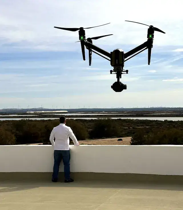 Dron DJI Inspire 2 sobrevolando una marisma