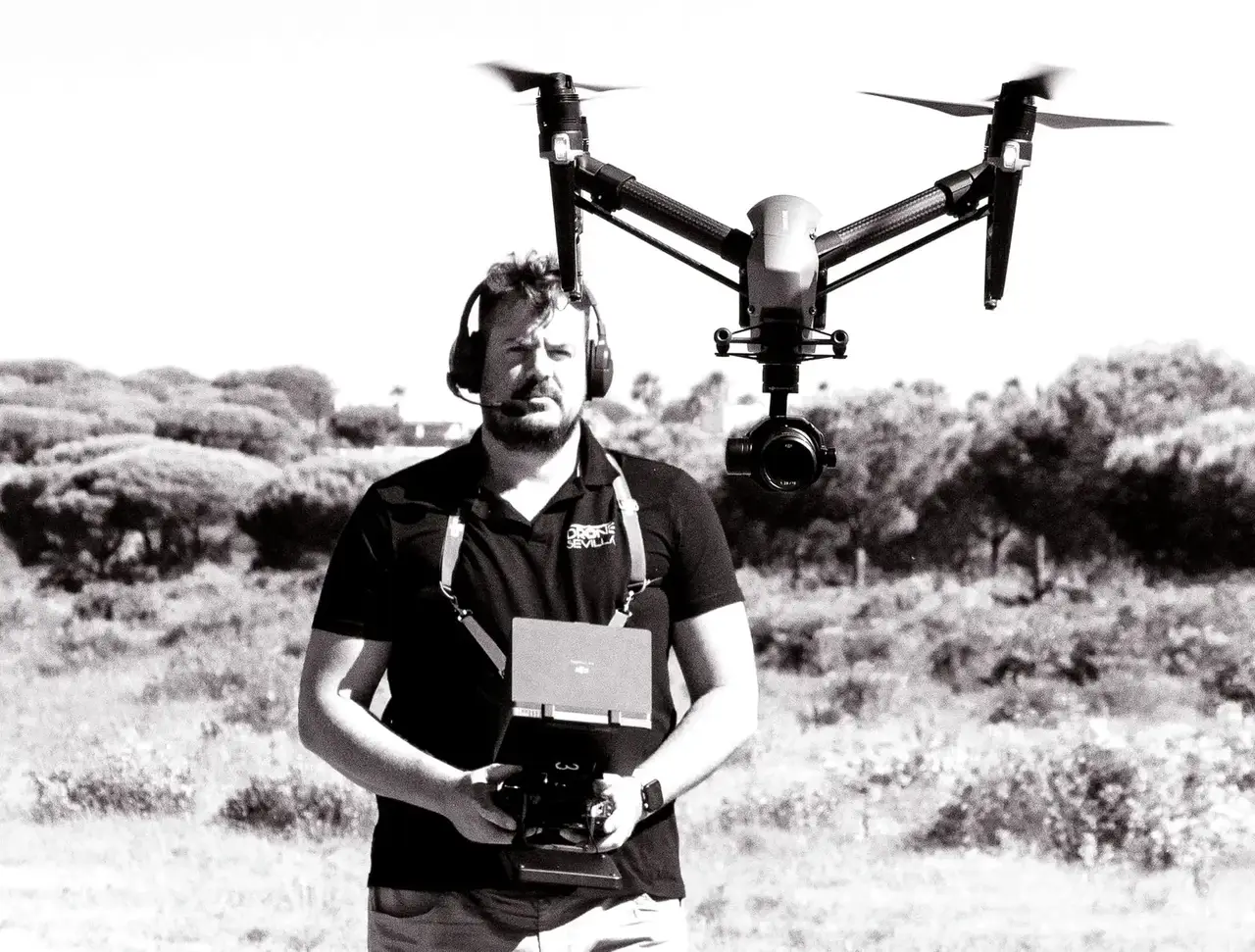 Piloto de dron con DJI Inspire 2 en vuelo