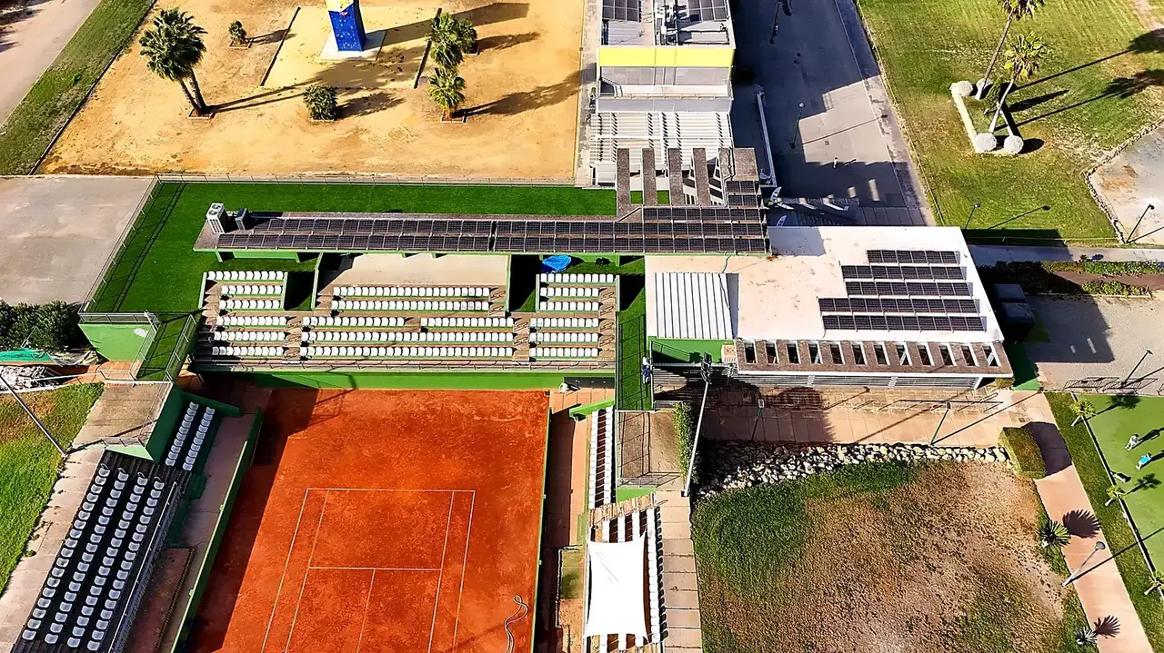 Instalaciones deportivas con pista de tenis y cubierta solar
