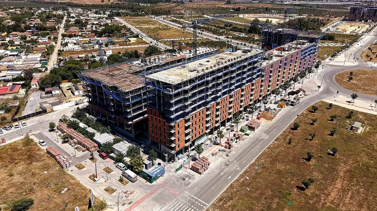 Edificio residencial con fachada de ladrillo en construcción