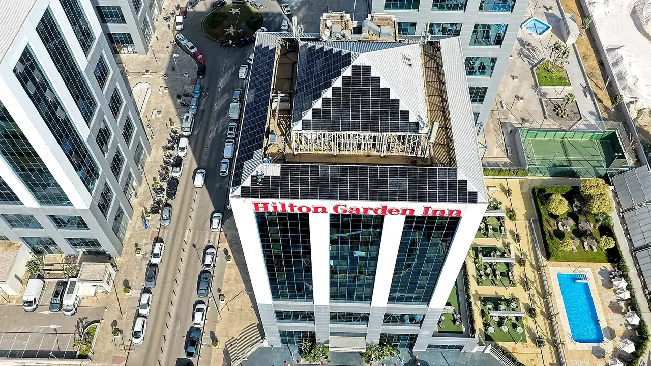 Instalación de paneles solares en la cubierta de un hotel