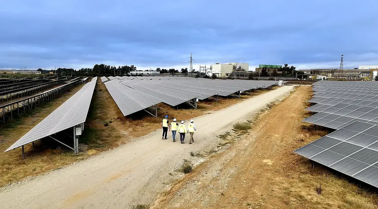 Técnicos inspeccionando una planta solar fotovoltaica